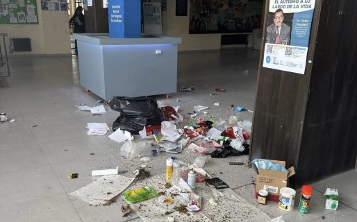 Suspenden por un año al alumno que arrojó un tacho de basura en la Universidad
