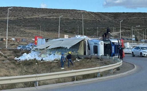 Volcó un camión en la rotonda de rutas 3 y 26: el conductor resultó herido