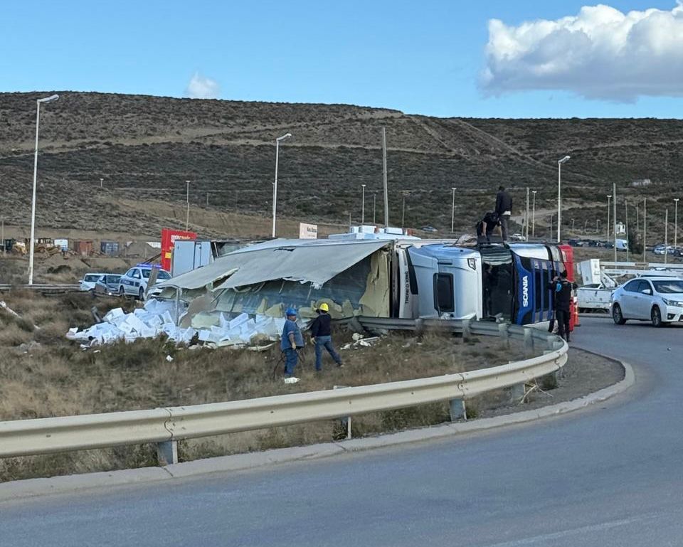 Volcó un camión en la rotonda de rutas 3 y 26: el conductor resultó ...