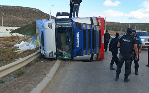 Persiste la basura y el olor en la Ruta 3 y 26 tras el vuelco del camión de salmones