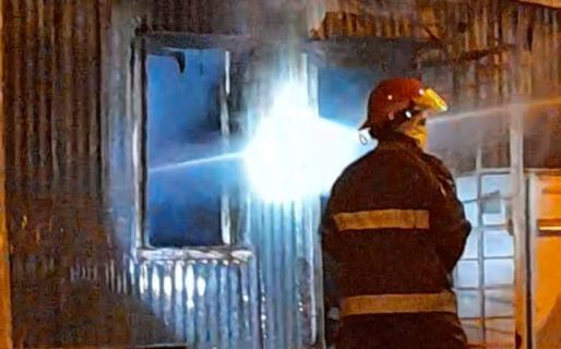 Gran incendio afecta a dos viviendas en Presidente Ortíz y amenazaba con propagarse