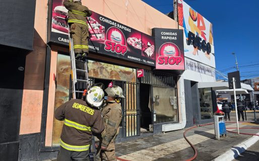 La freidora causó un incendio en la rotisería y el humo obligó a los bomberos a usar cámaras térmicas