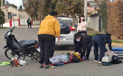 Un motociclista que circulaba sin licencia ni seguro chocó contra un auto en Km 3