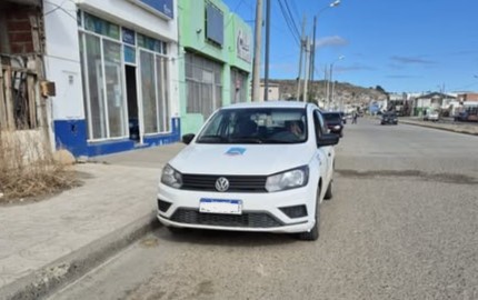 Denuncian a conductora de un vehículo oficial municipal por uso del celular y agresiones verbales