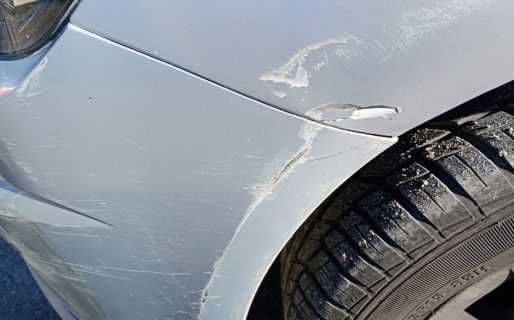 Denuncian que un vehículo se cruzó de carril, provocó daños y se dio a la fuga