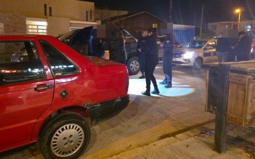 Pelearon en un bar, huyeron, pero volvieron para seguir el conflicto y los agarró la policía: les secuestraron la Hilux