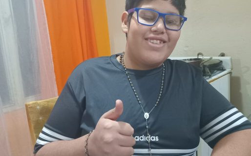 Una madre pide apoyo para costear el tratamiento de su hijo con secuelas de tumor cerebral