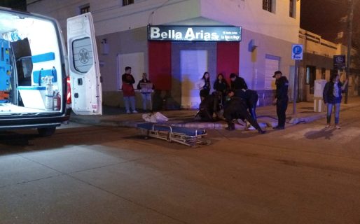 Un motociclista debió ser trasladado al hospital tras chocar con un auto