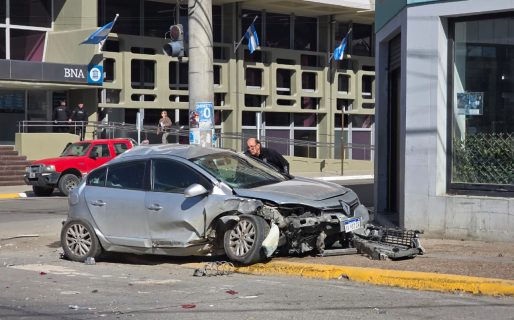 Un colectivo se habría quedado sin frenos e impactó contra tres vehículos