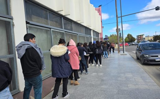 Más de 200 personas hicieron fila por solo 8 empleos en el nuevo supermercado chino