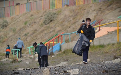 Más de 50 adolescentes y jóvenes participaron de una jornada de limpieza en las playas de Km3