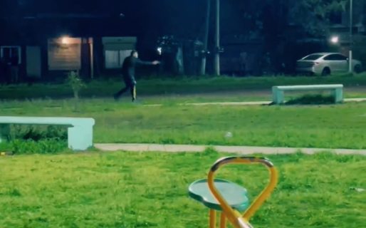 Cansado de que hagan ruido con las motos, los corrió a tiros de una plaza