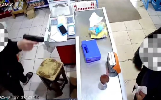Un comerciante chino amenazó con un arma a un cliente acusado de robo