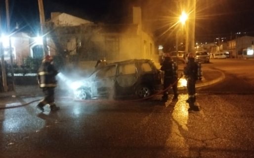Prendieron fuego una EcoSport en el Quirno Costa y no podían encontrar al dueño