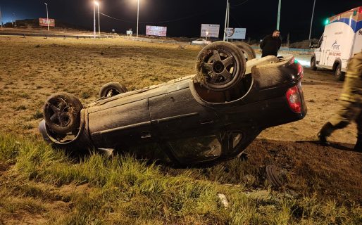 Un auto volcó a metros del lugar del accidente del camión