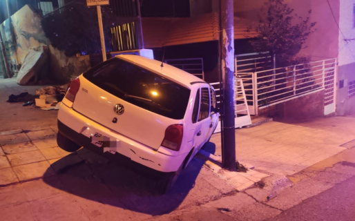 Dejó el auto estacionado y se le fue: chocó contra el portón de un vecino