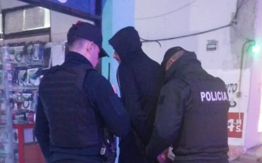 Fue arrestado tras intentar abrir autos y confrontar a la policía