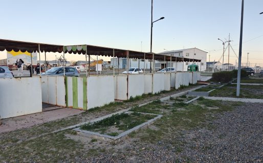 Denuncian que los puestos abandonados en la Costanera se convirtieron en “aguantaderos”
