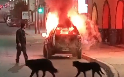 Un vehículo ardió en llamas en el centro