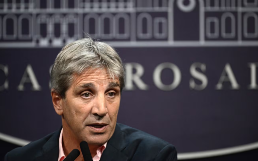 Los analistas advierten que la estrategia cambiaria del Gobierno podría afectar las reservas y el riesgo país