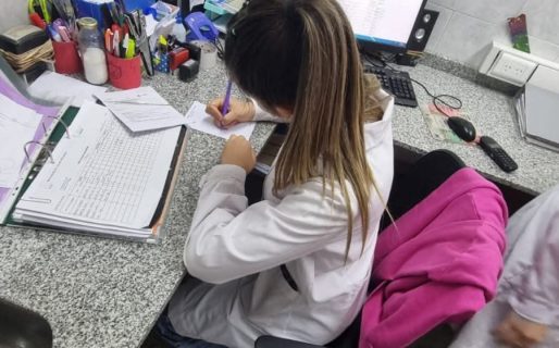 Una joven de Cholila lucha por estudiar Medicina: «A veces elige no comer para pagar fotocopias»