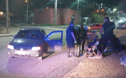 Quiso estacionar, frenó y la moto que venía atrás derrapó y cayó: un conductor dio positivo en alcoholemia