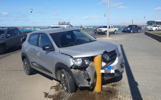 Un conductor perdió el control y terminó incrustado contra una defensa vial