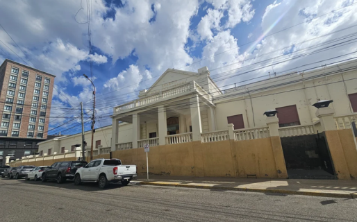 Alertan que un anciano acosa niños a la salida de una escuela e intenta llevárselos