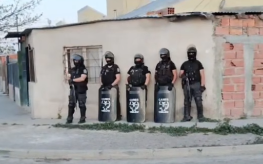 Lo mataron por equivocación mientras trabajaba con sus hijos