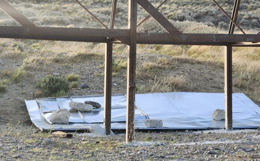 El viento voló parte de un cartel en el Camino Centenario y lo sujetaron con piedras