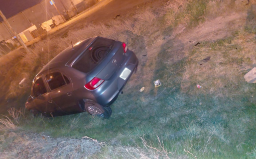 Un conductor despistó tras pasar por un charco y terminó en un canal de desagüe