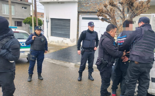 Una pareja rompió un vidrio en la casa que alquilaba e intentó robarle a un repartidor