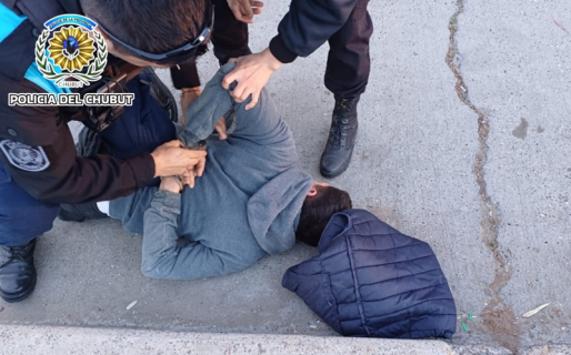 Rompieron la pared de madera de una casa para entrar a robar