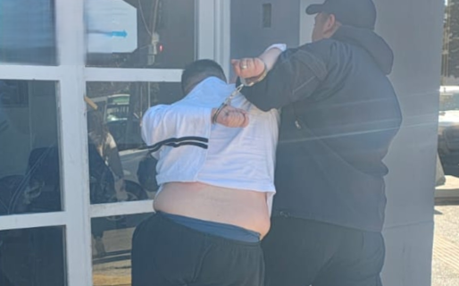 Rompió mercadería de vendedores ambulantes, se peleó con la Policía y terminó preso