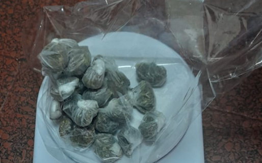 Atraparon a un joven con una lata que contenía 26 gramos de droga