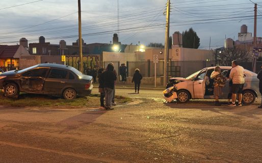 Fuerte choque entre dos autos en Avenida Kennedy