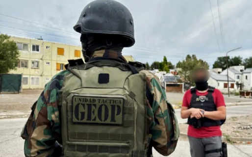 Otro escándalo policial en Comodoro: acusan de abuso sexual al jefe del GEOP y la Policía Federal le allanó la casa