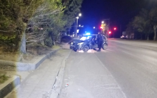 Manejaba en estado de ebriedad, despistó y terminó chocando contra un árbol