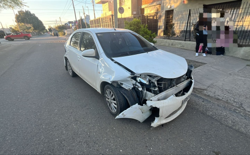 Choque entre un automóvil y un camión en Av. Polonia y Jauretche: no hubo lesionados