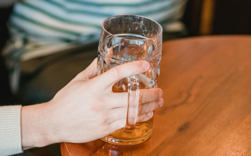 Faltó al trabajo siete meses por una licencia, la descubrieron tomando cerveza en un bar y la despidieron