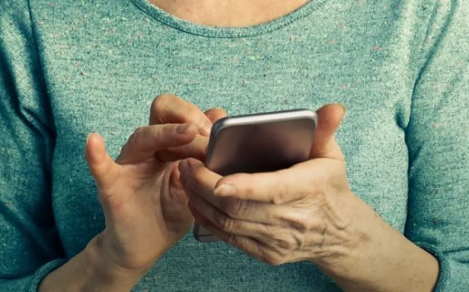 Inclusión digital: lanzan talleres gratuitos de celular para personas mayores