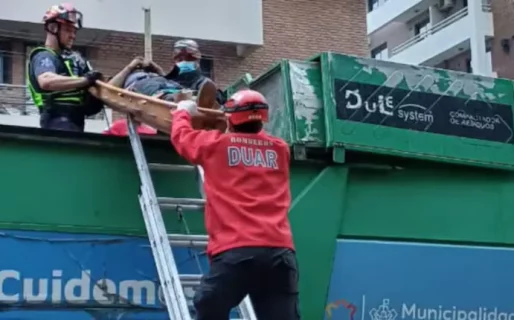 Rescataron a un hombre que quedó atrapado adentro de un camión de basura y estaba a punto de ser compactado