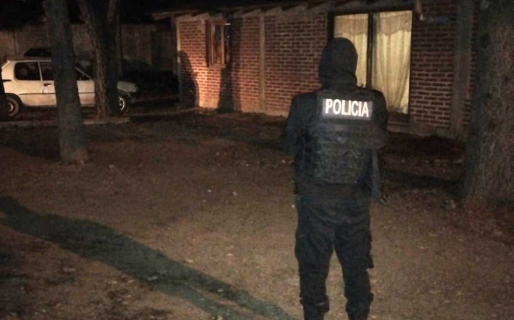 Un hombre intentó pegarle a su mamá