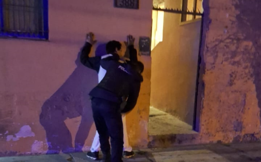 Tras discutir en una fiesta, un hombre fue a la casa del otro y “se desquitó” rompiendo la puerta