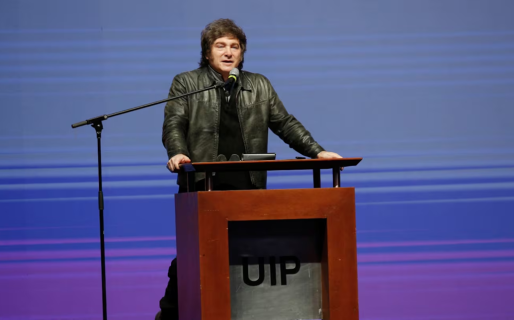 Milei cargó contra el peronismo: «Hay una persona que está con tobillera presa, porque la plata de las rutas se la afanaron»