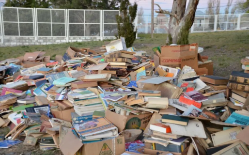 Tras la demolición, quedaron esparcidos los libros de la primera biblioteca de Chubut