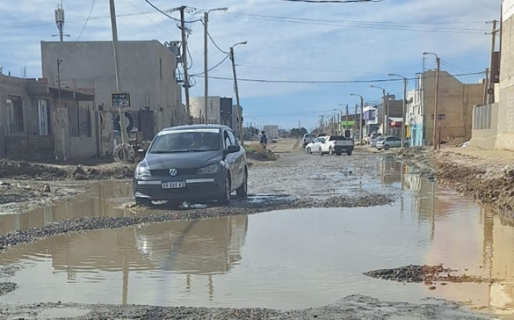Vecinos reclaman por una calle con seis meses sin pasar la máquina