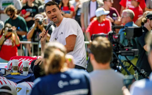 Murió Charlie Kirk: las autoridades buscan al autor del disparo