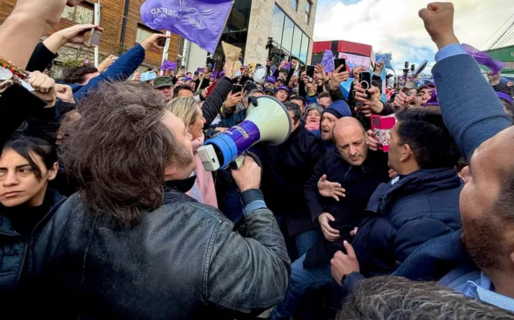 Milei debió suspender el acto de campaña en Ushuaia por protestas y retornó a Buenos Aires