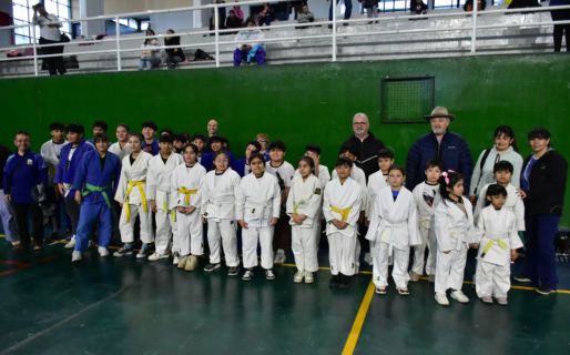 Se entregó material deportivo para actividades del Municipal Nº3